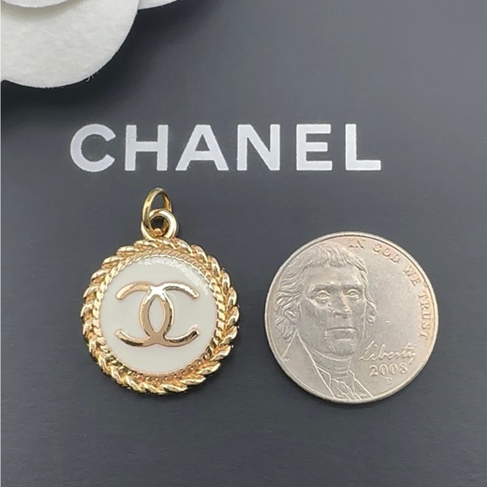 AUTHENTIC CHANEL WHITE QUILTED CC GOLD TONE ZIPPER PULL PENDANT